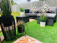 Canterbury home with driveway suitable for vans - B&B