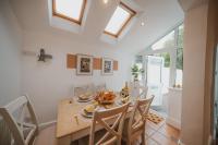 Cotswolds- Homely 2 bed house with garden, WiFi - Esho Stays - B&B Cirencester