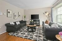 4BR Townhome, Close to Shops & Restaurants, 40 Mins to DC - Bed and Breakfast