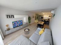 Modern 3BD Apartment with Spacious Balcony & Outside Furniture - Marsalforn Bay - Ferienwohnung Marsalforn