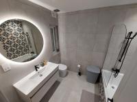 Modern 3BD Apartment with Spacious Balcony & Outside Furniture - Marsalforn Bay - B&B Marsalforn