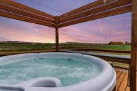 Modern Tiny Cabin, with Hot tub in Choteau MT - B&B