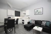 BARTON BEACHSIDE - Penthouse TwoBedroom Apartment, Double & Twins - Central Beach & Promenade Location - Over 21's, Family Friendly Only, ID Required, Stairs Access, FREE PARKING - B&B
