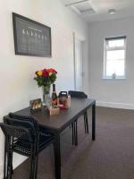 Lavender Lodge - Near Shops & with Free Parking - B&B Haywards Heath