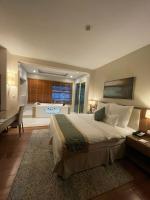 Ambassador Suite with Jacuzzi, Non-Smoking, 1 King Bed and 2 Twin Beds