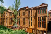 Old Hundred Unit 102, Townhouse with Treetop Views & Excellent Location, 3 Blocks to Ski Slopes - Chambres d'hôtes Aspen