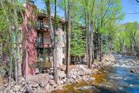 Chateau Eau Claire Unit 1, Stylish Condo Overlooking the River, Walking Distance to Downtown - B&B