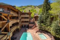 Fasching Haus Unit 180, Cozy, Deluxe Condo with Private Deck, 2 Blocks from Downtown - B&B
