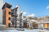 Fifth Avenue Unit 202, 2 Bedroom + Loft Condo, Huge Windows & Views. 2 Blocks to Skiing! - B&B