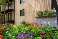 Chateau Roaring Fork Unit 29, Sunny, Corner Condo with River Views - B&B