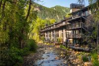 Chateau Roaring Fork Unit 3, Condo with Deck and River Views, 4 Blocks from Downtown Aspen - B&B