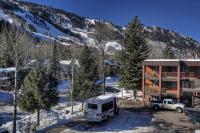 Silverglo Condominiums Unit 105, Cozy Condo Walking Distance to Town with Access to a Pool - B&B Aspen