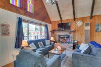 Cabin with Deck, Fire Pit and Big Bear Lake Access! - Bed and Breakfast Big Bear City