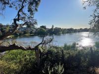 Tranquil Garden Studio with Stunning Lake Views - Chambres d’hôtes Ocean Grove