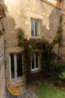 "La Revenderie", appartement calme sur cour privative, hyper centre de Nevers by PRMO C0NCIERGERIE - B&B