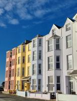 Bay View, Sleeps 18, 7 Bedrooms, 7 Bathrooms, Seafront, Criccieth - B&B Criccieth
