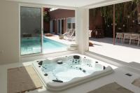 B&B Porto - Casa dos Pinheiros 109 - Private Villa with pool & heated SPA - Bed and Breakfast Porto