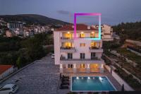 Villa Barbara & Zoran with heated swimming pool - B&B Seget Vranjica