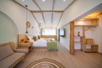 Habitación con cama grande y vistas al jardín