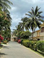 Elegant villa with direct access to the beach - Ferienwohnung