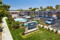 Eden Roc Inn & Suites near the Maingate - B&B