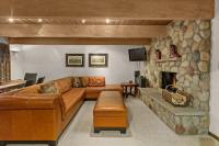 Chateau Dumont Unit 9, Downtown Condo with Cozy Living Area - B&B Aspen