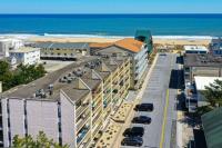 Fun & Comfy Beachside Getaway ~ King Bed ~ Balcony - B&B