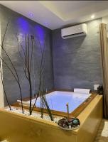 Queen Suite with Spa Bath