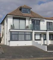 OVERCLIFF by BOURNECOAST - A Beautiful and Modern Holiday Home with SEA VIEWS, a Balcony, Parking and a Garden - HB6314 - Chambres d'hôtes Southbourne