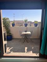 Belle chambre spacieuse, tropézienne, vue remparts, clim, parking - B&B Aigues-Mortes