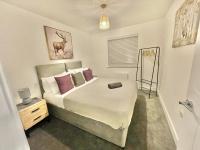 B&B Sandgate - Folkestone 3 Bedroom with private parking and EV car outlet near M20 easy access to Eurotunnel, Dover & Dungeoness - Bed and Breakfast Sandgate