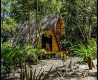 Cabinas de Lou Eco Lodge TAMARINDO - B&B