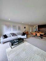 Luxury 3 Bedroom Home With Double Garage - Bed and Breakfast