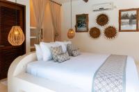 Zimmer mit Kingsize-Bett und Meerblick