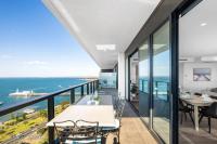 B&B Geelong - Modern, Spacious 2BR Penthouse with Bay Views - Bed and Breakfast Geelong