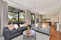 Premium Villa 2br Madeira at Cypress Lakes - Modern Sophistication - B&B