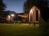 Glamp In Style Pods Resort - Bed and Breakfast Bran