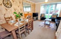B&B Nantwich - No 23- Large Spacious 3 Bed Home - Parking & WiFi - Bed and Breakfast Nantwich