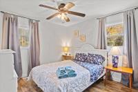 B&B Knightdale - Beachy Getaway - Cozy and Secluded Lodge Home - Bed and Breakfast Knightdale