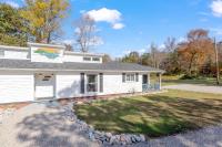 Beachy Getaway - Cozy and Secluded Lodge Home - B&B Knightdale