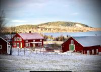 Stuga på hästgård med sjöutsikt - B&B Frösö