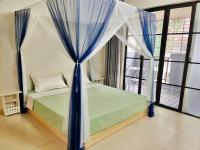 Zimmer mit Queensize-Bett und Balkon