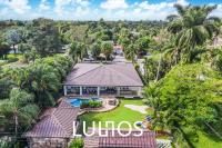 TropiCasa Paradise Near Beach-Downtown with Heated pool Mini Golf & BBQ L22 - B&B