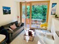 Sunny Stenna Selva 3-room ski-in ski-out apartment right by the slopes & lifts - B&B Flims