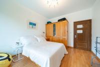 Zimmer mit Queensize-Bett und Gartenblick