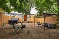 Shepherds Hut with Hot Tub - B&B