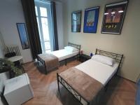 Tweepersoonskamer met 2 Aparte Bedden en Eigen Badkamer