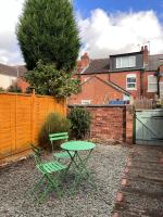 COSY 5bed 2bath Well Equipped House in Coventry City near Amenties makes great DIGS, WI-FI, ON STREET PARKING, SMART TVS IN ROOMS, COOP SHOP 2MINS WALK - Chambres d’hôtes