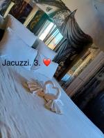 Zimmer mit Kingsize-Bett und Whirlpool