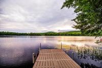 CedarHaus: Your Lakeside Retreat by Hills Pond - B&B Alton